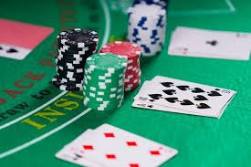Seorang pengguna fokus bermain slot machine digital dengan grafis menarik di layar ponsel